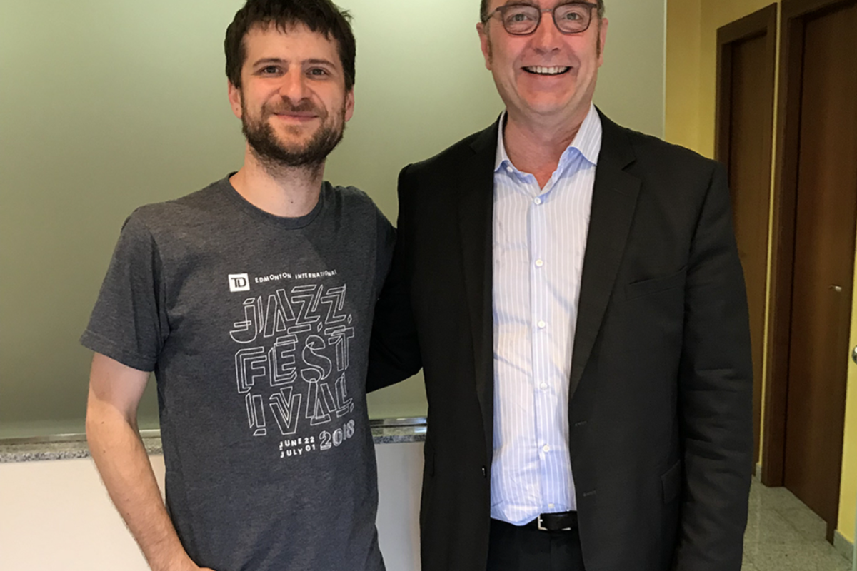 El reconegut músic i productor musical nord americà Michael League, nou client del despatx.